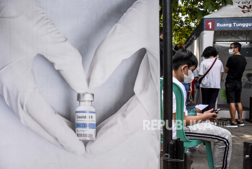 Sejumlah warga menunggu giliran untuk menjalani vaksinasi Covid-19 di Taman Dewi Sartika, Jalan Wastukencana, Kota Bandung, Selasa (4/1). Pemerintah akan memulai vaksinasi Covid-19 dosis ketiga atau vaksinasi booster pada 12 Januari 2022 mendatang. Vaksinasi booster tersebut diberikan kepada 244 kabupaten/kota yang capaian vaksinasi telah memenuhi kriteria 70 persen dosis pertama dan 60 persen dosis kedua.