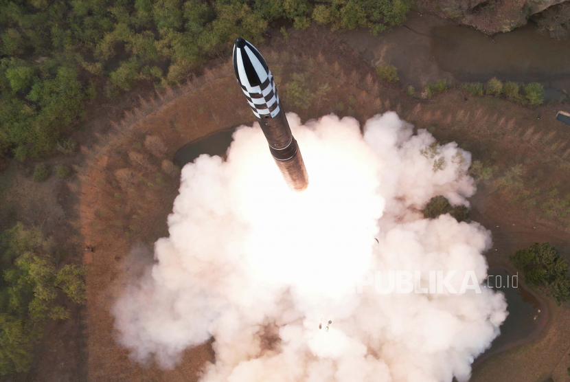 Foto yang dirilis oleh Kantor Berita Pusat Korea Utara (KCNA) resmi menunjukkan uji tembak rudal balistik antarbenua (ICBM) berbahan bakar padat Hwasong-18 baru di lokasi yang dirahasiakan di Korea Utara, (13/7/2023).