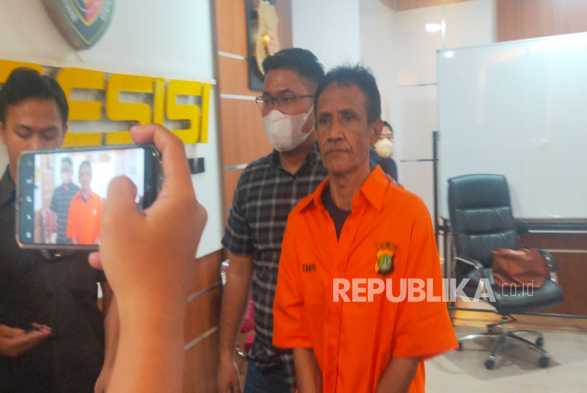 Wowon Erawan alias Aki pelaku pembunuhan berantai saat dihadikan di Gedung Ditreskrimum Polda Metro Jaya, Jakarta Selatan, Kamis (2/2).