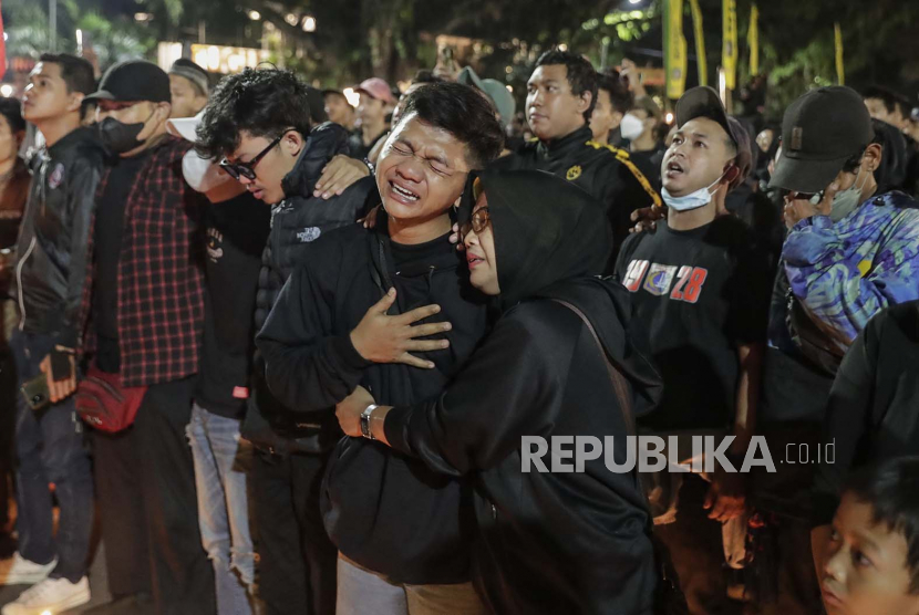 Kerabat menangis saat doa massal untuk para korban kerusuhan Stadion Kanjuruhan di Malang, Jawa Timur (ilustrasi) 