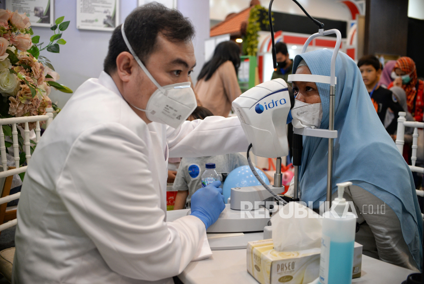 Pengunjung mengecek kesehatan mata saat pameran alkes (Foto: ilustrasi)