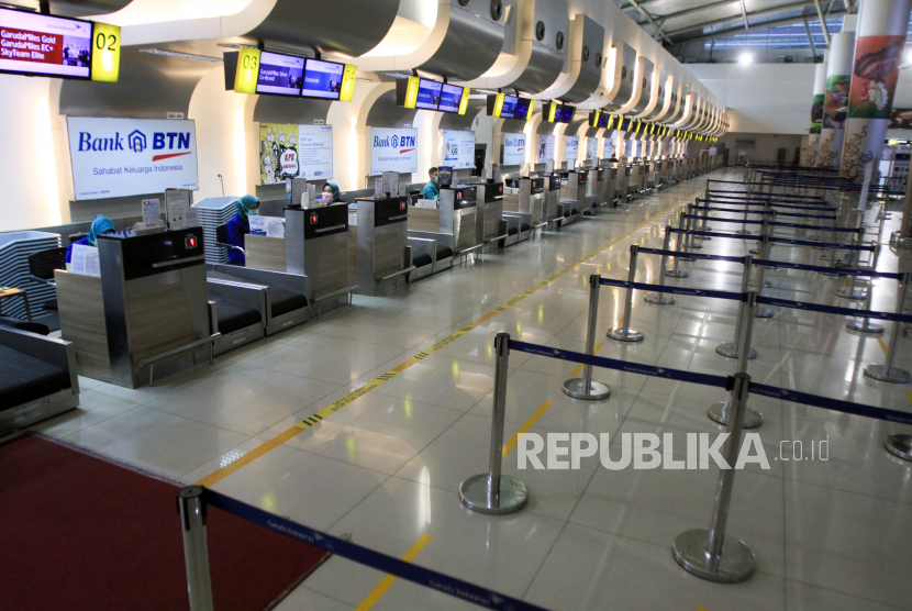 Suasana konter check-in penumpang di Terminal 2 Bandara Internasional  Juanda, Sidoarjo, Jawa Timur, Selasa (7/4). Trafik pesawat di 15 bandara yang dikelola PT Angkasa Pura (AP) I pada September 2020 naik tipis dibandingkan bulan sebelumnya.