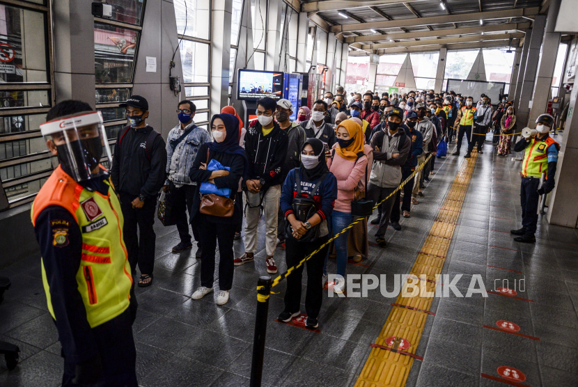 Sejumlah penumpang mengantre untuk memasuki stasiun di Stasiun Citayam, Depok, Jawa Barat, Senin (14/9). PT Kereta Commuter Indonesia mencatat jumlah penumpang KRL hingga pukul 08.00 WIB pada Senin (14/9) mencapai 92.546 penumpang. Jumlah tersebut mengalami penurunan hingga 19 persen dibandingkan Senin pekan lalu yang mencapai 114.075 penumpang akibat pemberlakuan Pembatasan Sosial Berskala Besar (PSBB) di Jakarta. Republika/Putra M. Akbar