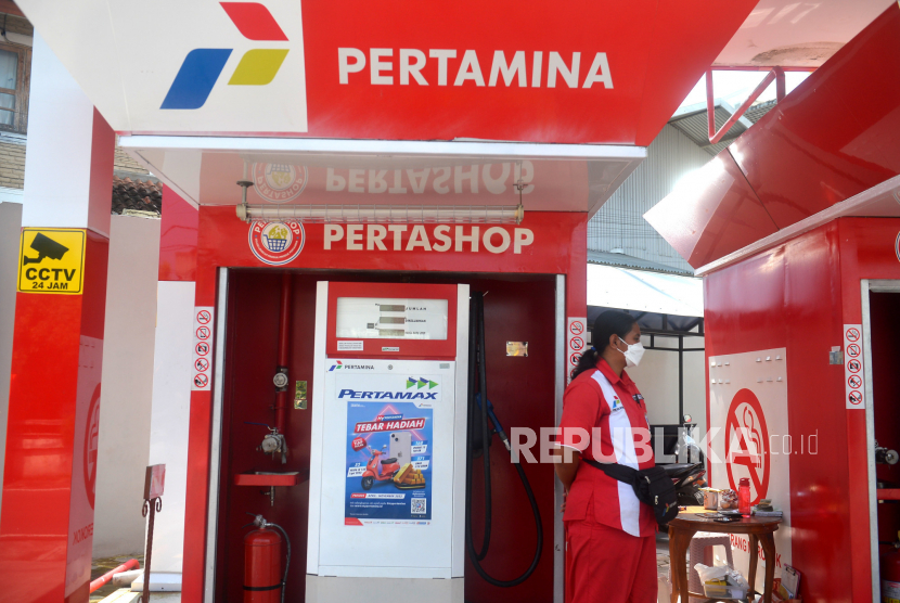 Petugas menunggu pelanggan mengisi bahan bakar minyak (BBM) di Pertashop (ilustrasi). Jumlah Pertashop di wilayah Keresidenan Pati, Jawa Tengah, meningkat dari 29 titik pada April 2021 menjadi 139 titik saat ini atau melonjak 379,31 persen.