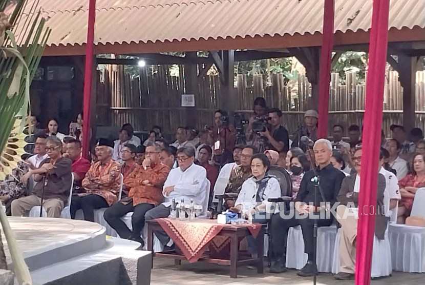 Presiden Kelima RI Megawati Soekarnoputri menghadiri peresmian patung Soekarno di Rumah Budaya Oemah Petroek, Sleman, Rabu (23/8/2023). 