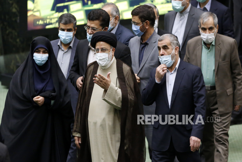  Presiden Iran Ebrahim Raisi (tengah) tiba untuk sesi parlemen di parlemen Iran di Teheran, Iran, 16 November 2021. Raisi mengatakan bahwa 