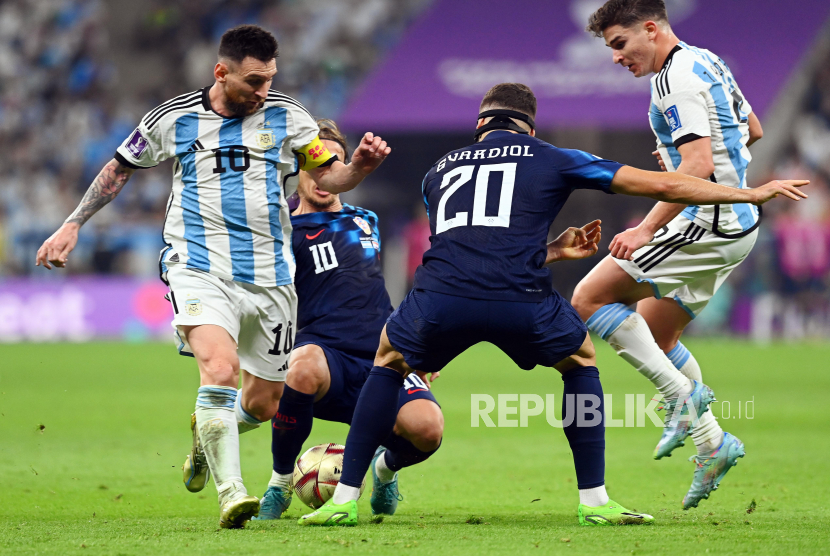 Lionel Messi (kiri) dan Josko Gvardiol (tengah) pada laga semifinal antara Argentina dan Kroasia pada laga semifinal Piala Dunia 2022 di Lusail Stadium, Lusail, Qatar, Rabu (14/12/2022) dini hari.