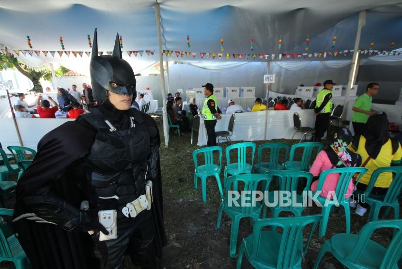 Seorang petugas memakai kostum super hero  Batman dalam Pilkada Serentak 2018, di Tempat Pemungutan Suara (TPS) 20, 21 dan 22, di Cigadung, Kota Bandung, Rabu (27/6).