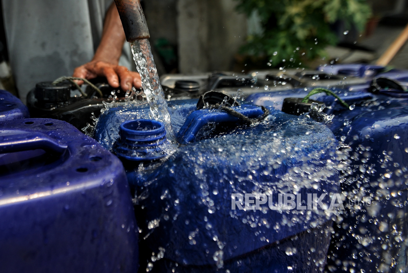 Tarmud (65 tahun) mengisi jeriken dengan air bersih di depot isi ulang air di kawasan Pademangan, Jakarta Utara, Senin (6/5/2024). Pekerjaan sebagai penjual air bersih sudah ia lakoni hampir 40 tahun.