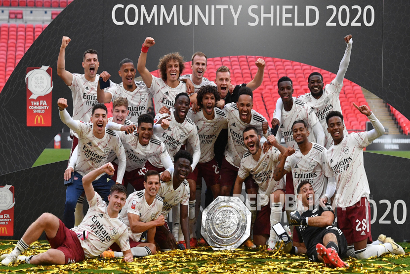 Arsenal players celebrate with the trophy during the FA Community Shield match between Arsenal London and Liverpool FC at the Wembley stadium in London, Britain, 29 August 2020.  