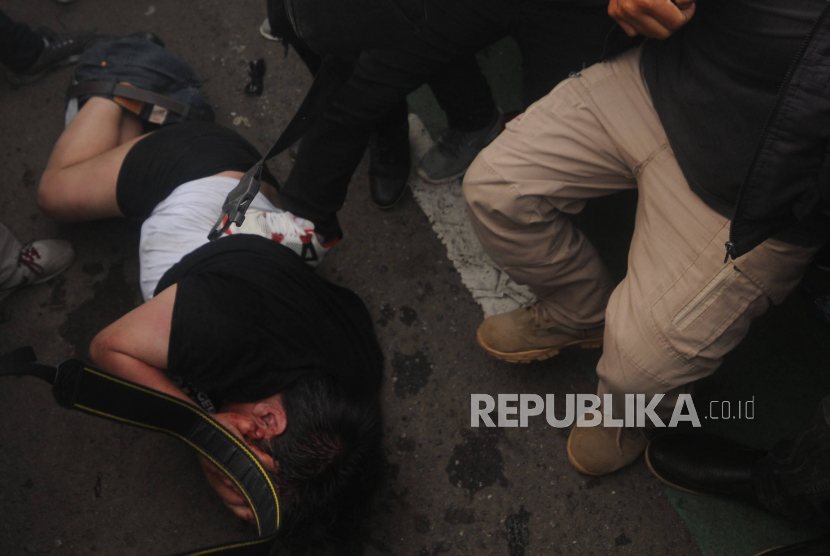 Pegiat Media Sosial Ade Armando dipukuli massa saat terjadi kericuhan di depan Gedung DPR, Jakarta, Senin (11/4/2022). Aksi unjuk rasa yang berujung ricuh tersebut dibubarkan oleh aparat kepolisian dengan menembakan gas air mata dan water canon. Republika/Putra M. Akbar