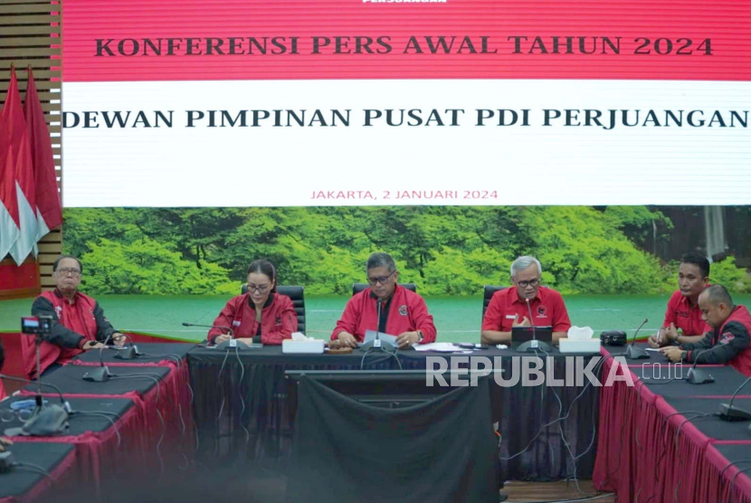 Sekretaris Jenderal DPP PDIP, Hasto Kristiyanto menggelar konferensi pers awal tahun 2024 di kantor DPP PDIP, Jakarta Pusat, Selasa (2/1/2024). 