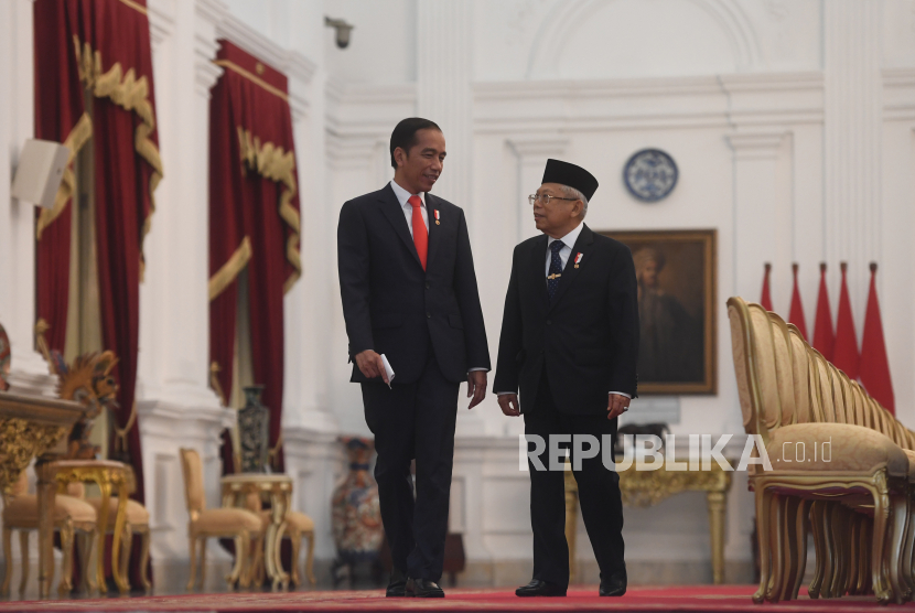 Presiden Joko Widodo (kiri) berbincang dengan Wakil Presiden Ma'ruf Amin.