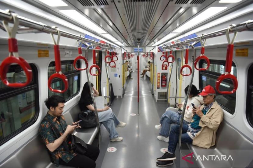 DKI Jakarta pastikan tarif MRT dan LRT tak naik.