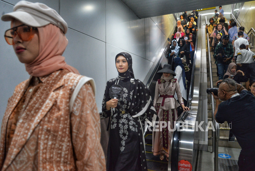 Model berjalan memperagakan busana di area Stasiun MRT Bundaran HI dalam acara Muffest x MRT , Jakarta, Jumat (19/7/2024). Kegiatan ini merupakan sebagai rangkaian acara Road to Muslim Fashion Festival (MUFFEST)+ 2024 yang akan digelar di Istora Senayan pada 8-11 Agustus 2024. Muslim Fashion Festival atau MUFFEST merupakan perhelatan event  tahunan yang mempromosikan fashion muslim.