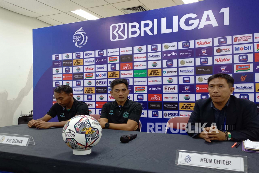Pelatih PSS Sleman Seto Nurdiyantoro didampingi pemain PSS Sleman Nurdiansyah memberikan keterangan resmi seusai laga Persib Bandung melawan PSS Sleman di Stadion GBLA, Kota Bandung, Ahad (5/2/2023). 
