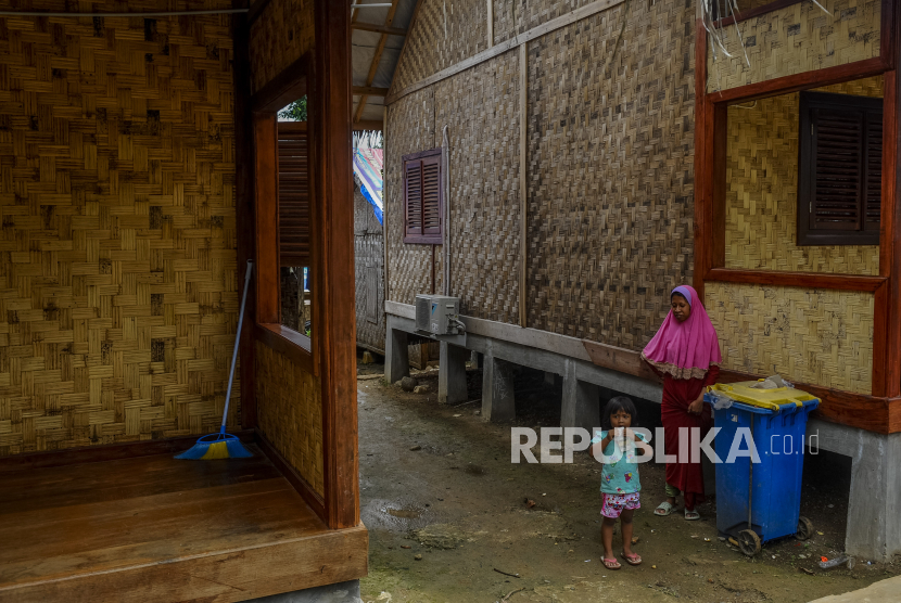Warga berdiri di antara rumah permukiman Badui mualaf di Bojong Menteng, Lebak, Banten, Ahad (10/3/2024). Permukiman tersebut merupakan kawasan yang dihuni 34 KK warga Suku Badui yang sebelumnya memegang kepercayaan Sunda Wiwitan kini telah memeluk agama Islam. 