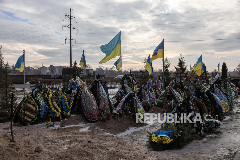 Makam tentara Ukraina selama invasi Rusia di sebuah pemakaman di Bucha, barat laut Kiev, Ukraina. PBB Kecam Video Pemenggalan Kepala Tentara Ukraina