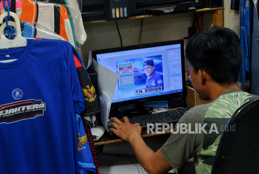 Pekerja menyelesaikan pembuatan alat peraga kampanye di Pasar Senen, Jakarta, Selasa (24/10/2023). 