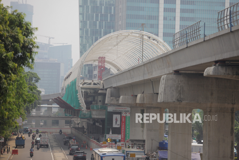 Suasana proyek pembangunan LRT Jabodebek di Jalan HR Rasuna Said, Kuningan, Jakarta, Jumat (8/5/2020). Di tengah penerapan Pembatasan Sosial Berskala Besar (PSBB) akibat wabah virus corona (COVID-19) di Jakarta, proyek infrastruktur LRT tetap berjalan