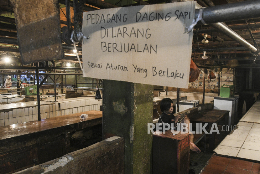 Seorang pedagang daging sapi duduk di Pasar Tambun, Kabupaten Bekasi, Jawa Barat, Selasa (1/3/2022). Menurut penuturan pengelola, sejumlah pedagang daging sapi di pasar tersebut melakukan aksi mogok berjualan selama lima hari yang disebabkan harga daging sapi yang mencapai Rp 140.000 per kilogram. 