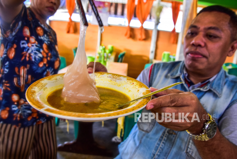 Sejumlah warga menyantap papeda di Desa Tulehu, Kabupaten Maluku Tengah, Maluku, Ahad (1/8/2021). Indonesia harus bisa penuhi kebutuhan pangan secara mandiri dan tak tergantung impor. Ilustrasi.