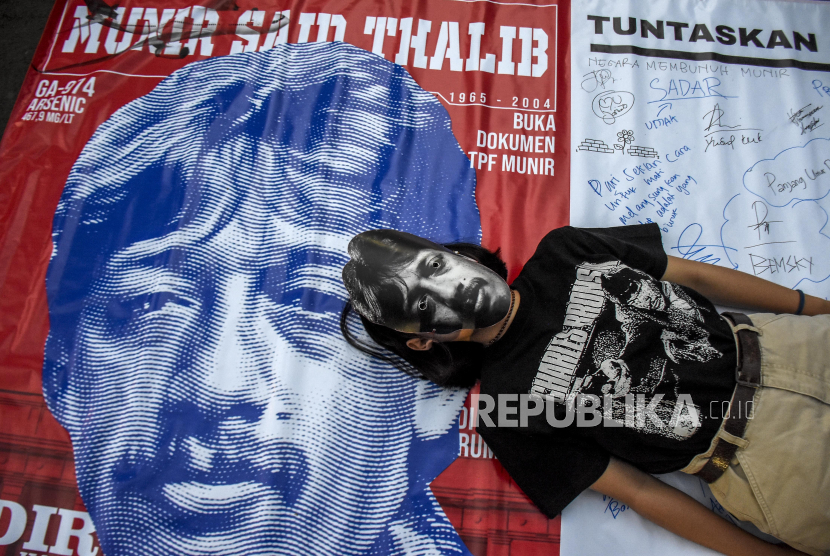 Aktivis menampilkan aksi teatrikal pada aksi Kamisan ke-361 di Jalan Diponegoro, Kota Bandung, Kamis (9/9). Aksi Kamisan ke-361 tersebut digelar dalam rangka memperingati 17 tahun pembunuhan aktivis Hak Asasi Manusia (HAM) Munir Said Thalib. Foto: Republika/Abdan Syakura