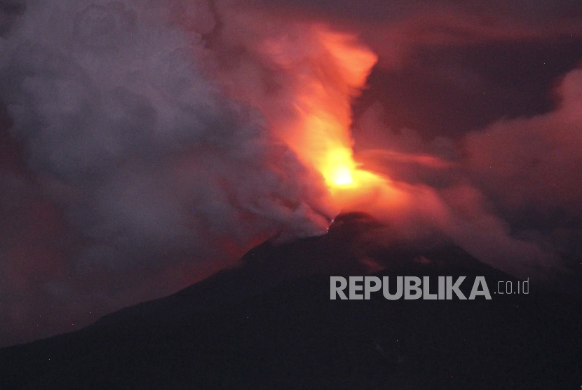 Gunung Lewotobi Laki-laki erupsi dengan tinggi kolom mencapai 500 meter. 
