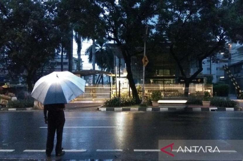 BMKG prakirakan Jakarta dilanda petir, hujan ringan Senin ini.