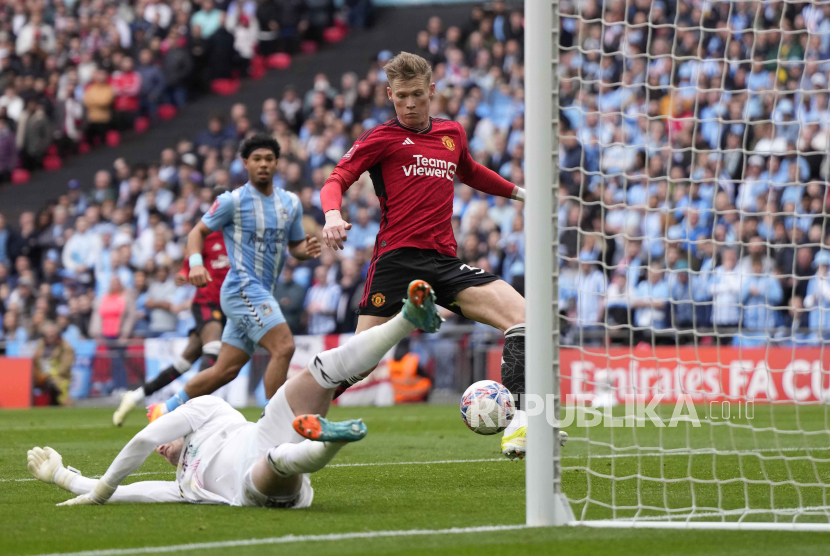 Gelandang Manchester United Scott McTominay menjebol gawang Coventry City dalam pertandingan Piala FA di Stadion Wembley, Ahad (21/4/2024).