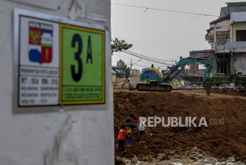 Area proyek jalur ganda Bogor-Sukabumi di kawasan Empang, Kota Bogor, Jawa Barat, Ahad (15/11). 