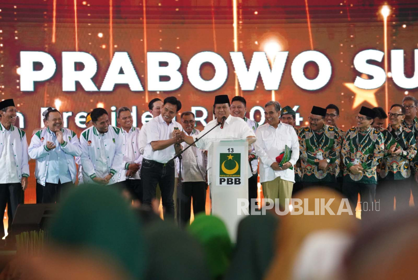 Calon presiden dari Partai Gerindra Prabowo Subianto dan Ketua Umum PBB Yusril Ihza Mahendra bersalaman usai serah terima SK dukungan capres saat acara ulang tahun PBB di ICE BSD City, Tangerang, Ahad (30/6/2023). 