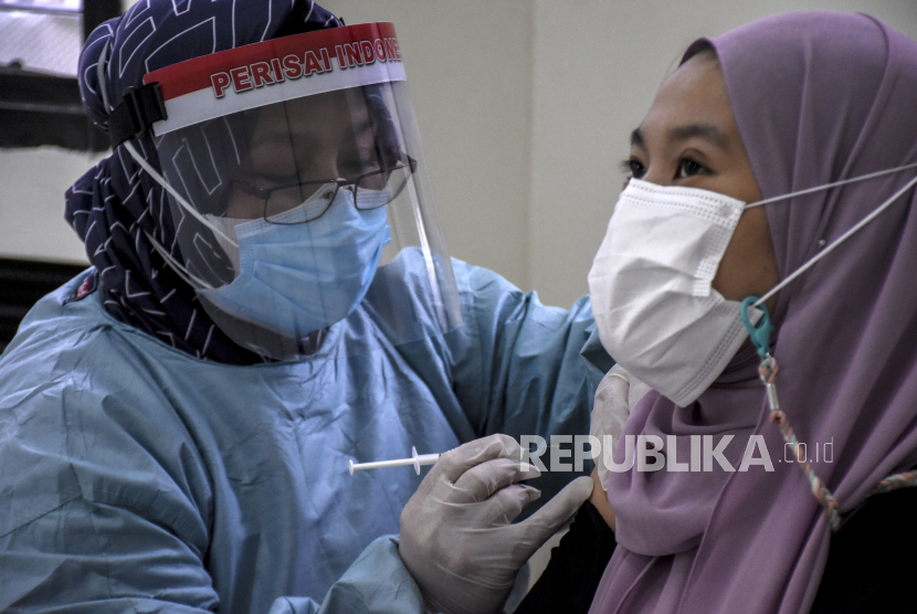 Vaksinator menyuntikkan vaksin Covid-19 kepada tenaga kesehatan saat Gebyar Vaksinasi Covid-19 Dosis 2 di Gedung Sasana Budaya Ganesa (Sabuga), Kota Bandung, Rabu (17/2/2021). 