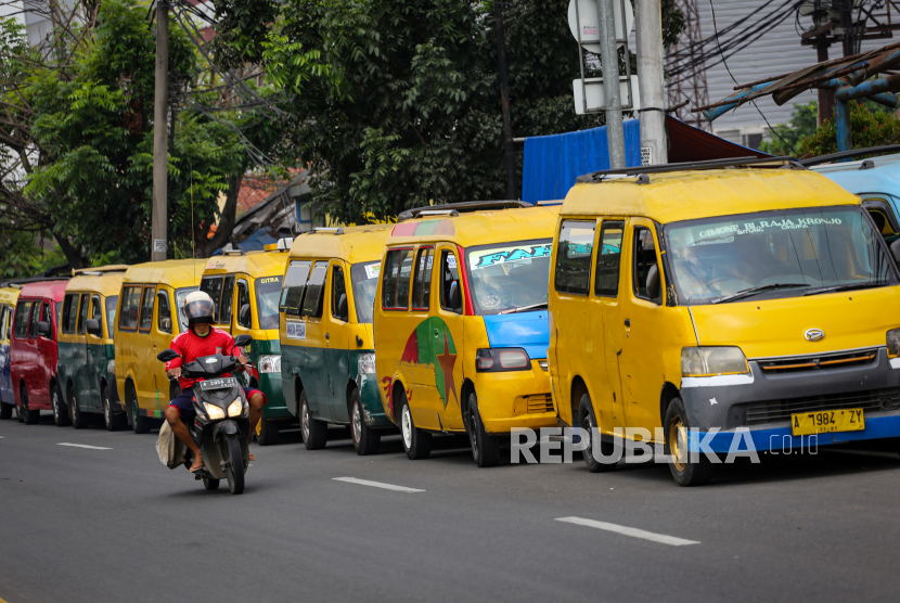 Sejumlah angkutan umum parkir di sisi jalan di Jalan Raya Serang, Kabupaten Tangerang, Banten, Jumat (18/9/2020). Dinas Perhubungan Kabupaten Tangerang memberlakukan penerapan batas jam operasional terhadap angkutan umum di wilayahnya di tengah PSBB Kabupaten Tangerang. 