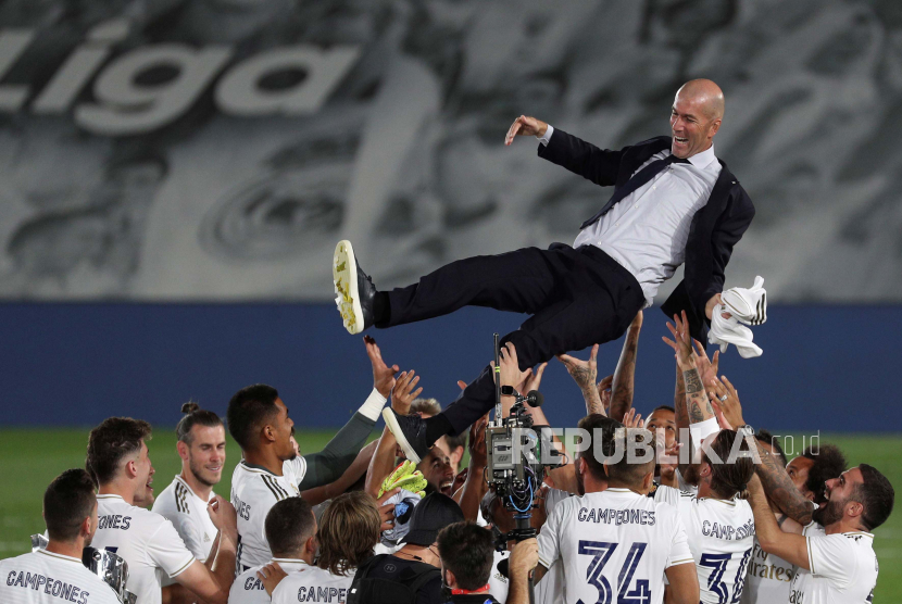 Pelatih Real Madrid dilontarkan ke udara oleh para pemainnya usai memastikan gelar juara La Liga Spanyol musim 2019/2020.