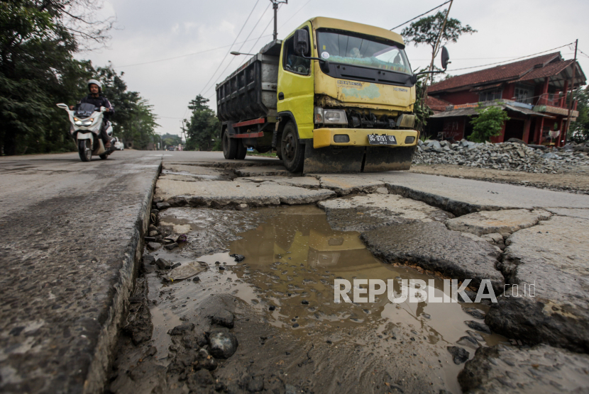 Sejumlah kendaraan menghidari jalan berlubang di Jalan Sudamanik, Parung Panjang, Kabupaten Bogor. Sopir truk tambang serempet petugas Dishub Kabupaten Bogor tak terima diputar balik.