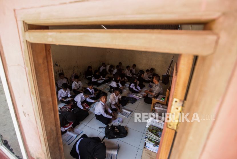 Sejumlah siswa belajar beralaskan lantai di SDN Cidokom 02, Rumpin, Kabupaten Bogor, Jawa Barat, Jumat (6/10/2023). Sebanyak 34 siswa kelas 4 SDN Cidokom 02 belajar beralaskan lantai tanpa meja dan kursi di ruangan Mushola sekolahnya. Sudah selama 2 tahun kegiatan belajar mengajar diselenggarakan seperti itu karena terkendala kurangnya fasilitas ruangan kelas pada sekolah tersebut.