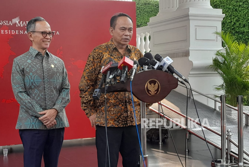 Menkominfo Budi Arie Setiadi dan Ketua Dewan Komisioner OJK Mahendra Siregar usai menghadiri rapat terbatas pemberantasan judi online di Kompleks Istana Kepresidenan, Jakarta, Kamis (18/4/2024).