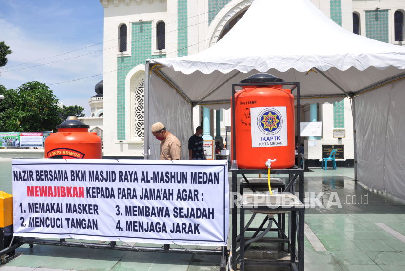 Petugas menyiapkan bilik semprot disinfektan dan fasilitas cuci tangan untuk para jamaah melaksanakan salat Idul Fitri (Id) di Masjid Raya Al Mashun Medan, Sumatera Utara.