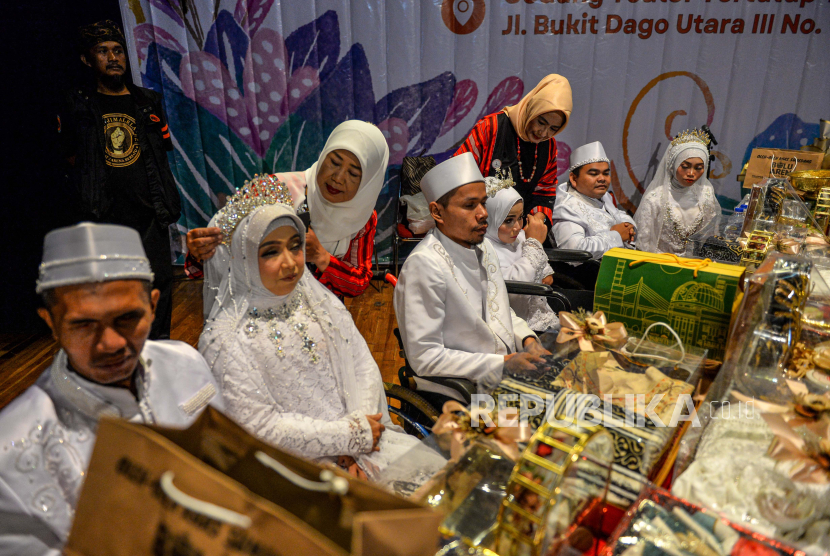 Petugas merias calon pengantin difabel saat nikah massal di Taman Budaya, Bandung, Jawa Barat, Rabu (28/2/2024). Mimbar Hiburan Amal dan Dhuafa (MHABD) menggelar pernikahan massal bagi warga disabilitas untuk ke-35 kali nya, serta memberikan santunan dalam rangka menyambut Bulan Suci Ramadhan. 