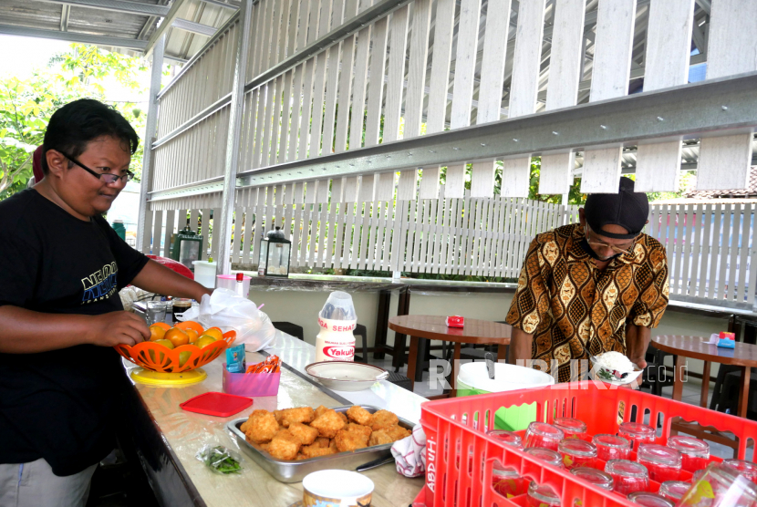 Warga mengambil makan siang gratis di Warung Sedekah dan Berbagi di Kalurahan Pengasih, Kulonprogo, Yogyakarta, Jumat (25/9). Warung serupa juga terdapat di Kediri, Jawa Timur. Warung Mpok Bejo menggratiskan setidaknya 100 porsi setiap hari.