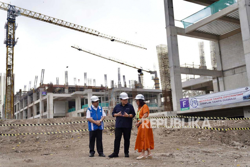 Menteri Badan Usaha Milik Negara (BUMN) Erick Thohir meninjau progres pembangunan kawasan ekonomi khusus (KEK) kesehatan di Sanur, Denpasar, Bali, Kamis (6/7/2023).