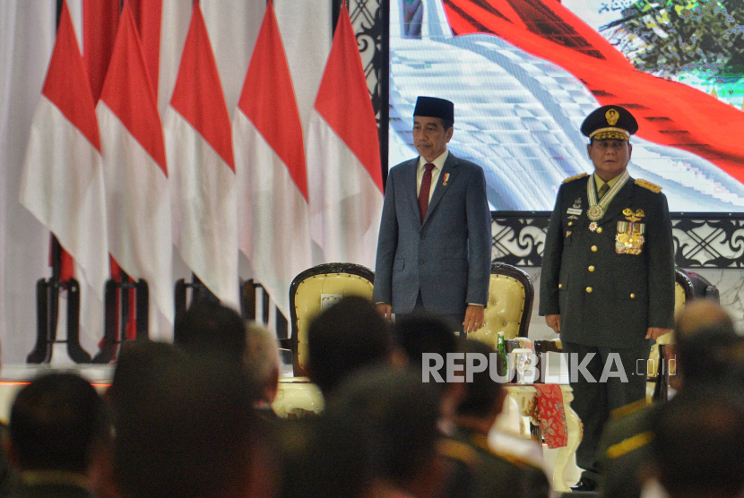 Presiden Joko Widodo bersama Menteri Pertahanan Prabowo Subianto saat menghadiri Rapat Pimpinan TNI dan Polri 2024 di Markas Besar TNI, Cilangkap, Jakarta Timur, Rabu (28/2/2024). 