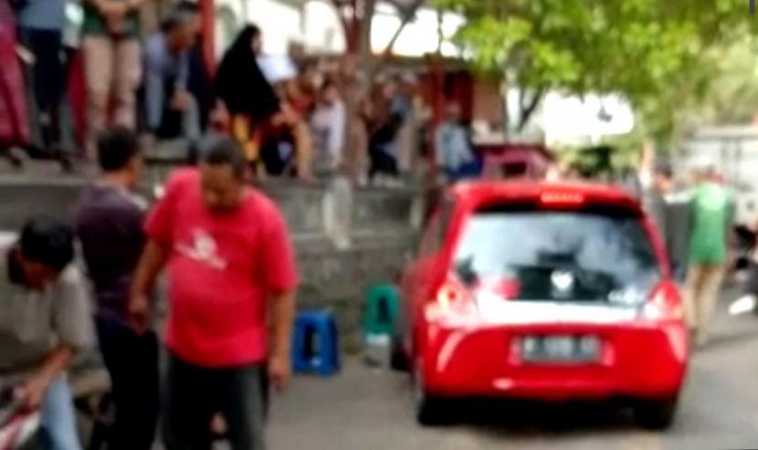 Viral Mobil Taksi Online Tabrak 7 Motor Tukang Ojek di Gresik