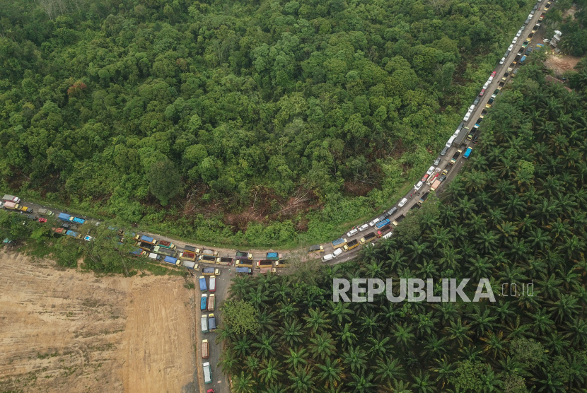 Foto udara antrean kendaraan yang didominasi truk bermuatan batu bara saat terjebak kemacetan di Jalan Lintas Sarolangun-Muara Tembesi, Batanghari, Jambi, Rabu (1/3/2023). Ribuan kendaraan terjebak macet parah hingga 20 jam karena truk bermuatan batu bara masih diizinkan melewati jalan nasional setempat. ANTARA FOTO/Wahdi Septiawan/aww.