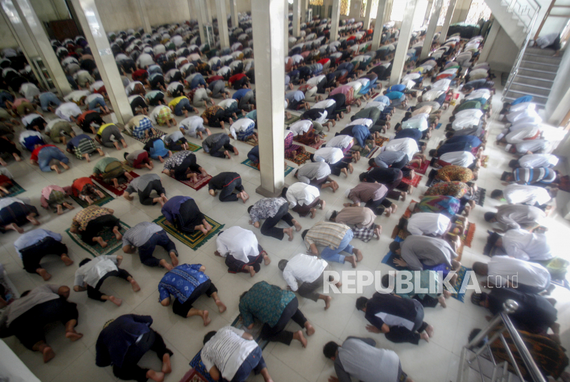 Sejumlah umat Islam melakukan ibadah Sholat Jumat dengan menerapkan protokol kesehatan.