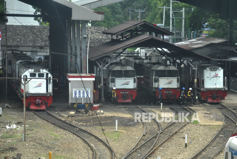 Sejumlah lokomotif berada di depo Stasiun Besar Medan, Sumatra Utara, Ahad (26/4/2020). 