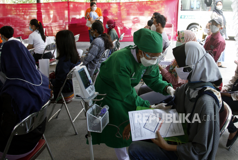 Petugas kesehatan memeriksa tekanan darah penerima vaksin COVID-19 saat acara Melangkah Untuk Vaksinasi di Gelora Manahan Solo, Jawa Tengah, Rabu (18/8/2021). Guna memberikan kekebalan imunitas bagi warga dalam penanganan pandemi COVID-19, Menteri Koordinator Bidang Maritim dan Investasi Luhut Binsar Pandjaitan menargetkan capaian vaksinasi COVID-19 di Soloraya sebesar 75 persen pada akhir bulan Agustus 2021. 