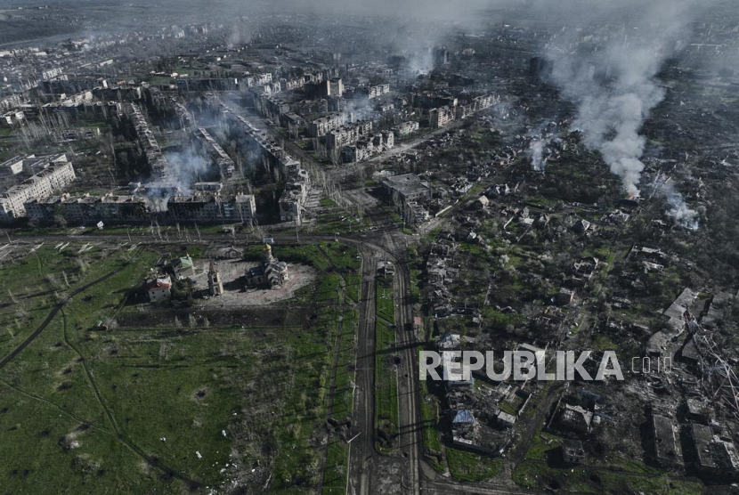 Asap mengepul dari gedung-gedung dalam pemandangan udara Bakhmut, tempat pertempuran terberat dengan pasukan Rusia di wilayah Donetsk, Ukraina. ilustrasi