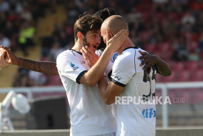 Bek Napoli Leo Ostigard (kanan) merayakan keberhasilan timnya mencetak gol di markas Lecce, Sabtu(30/9/2023). 